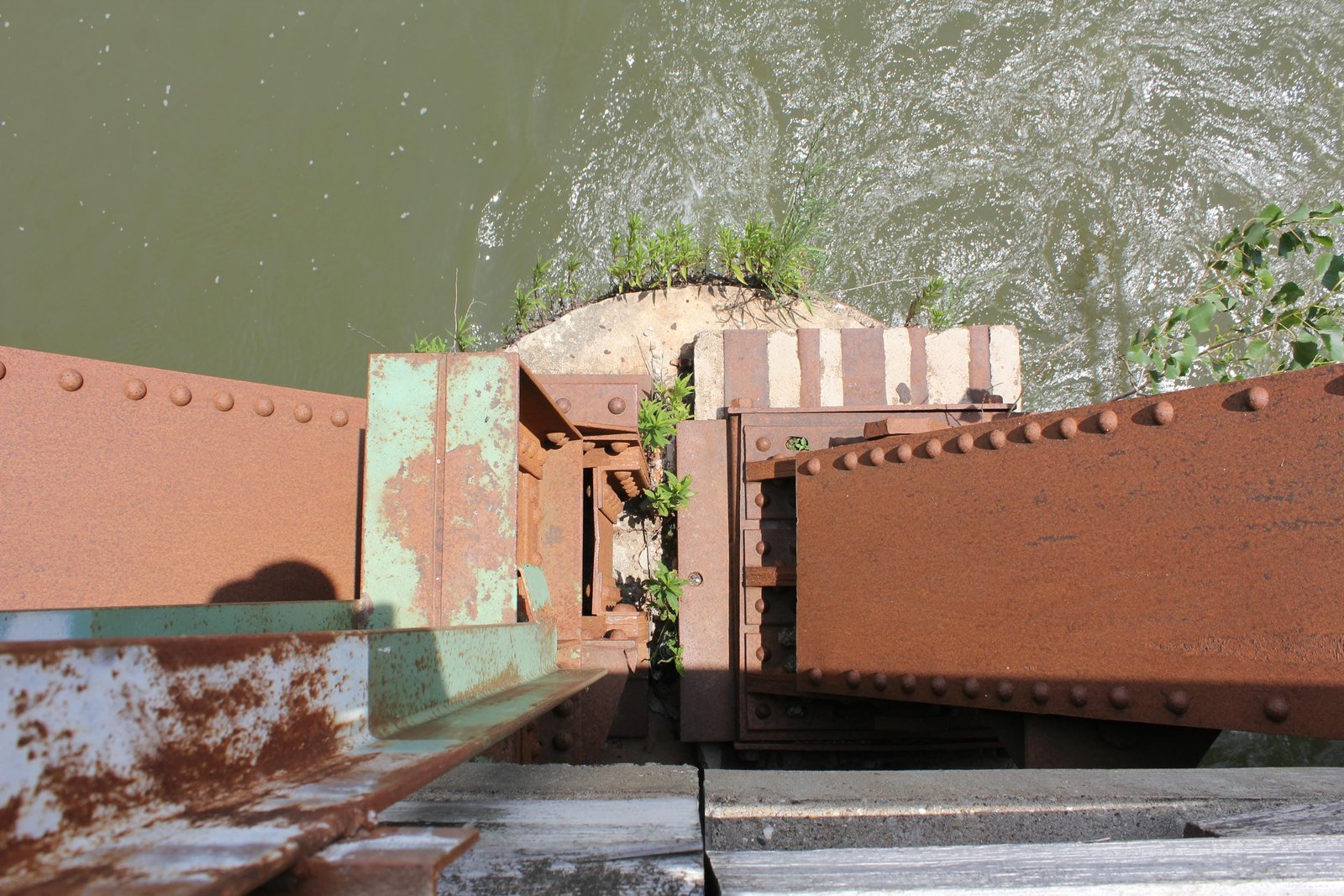 Bearing blocks at north and center spans